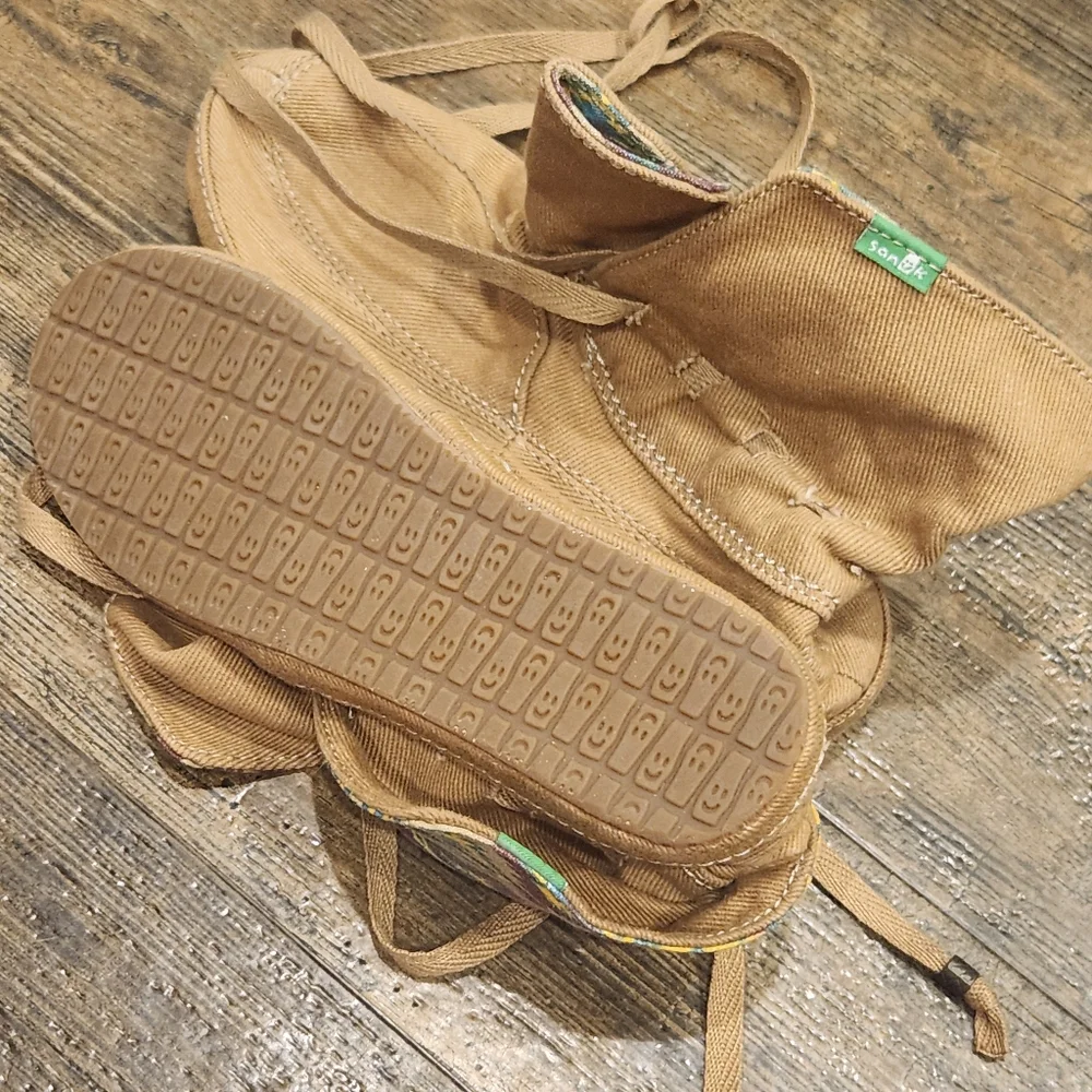 NWOT Sanuk 'Soulshine Sally' Boot Sz 5